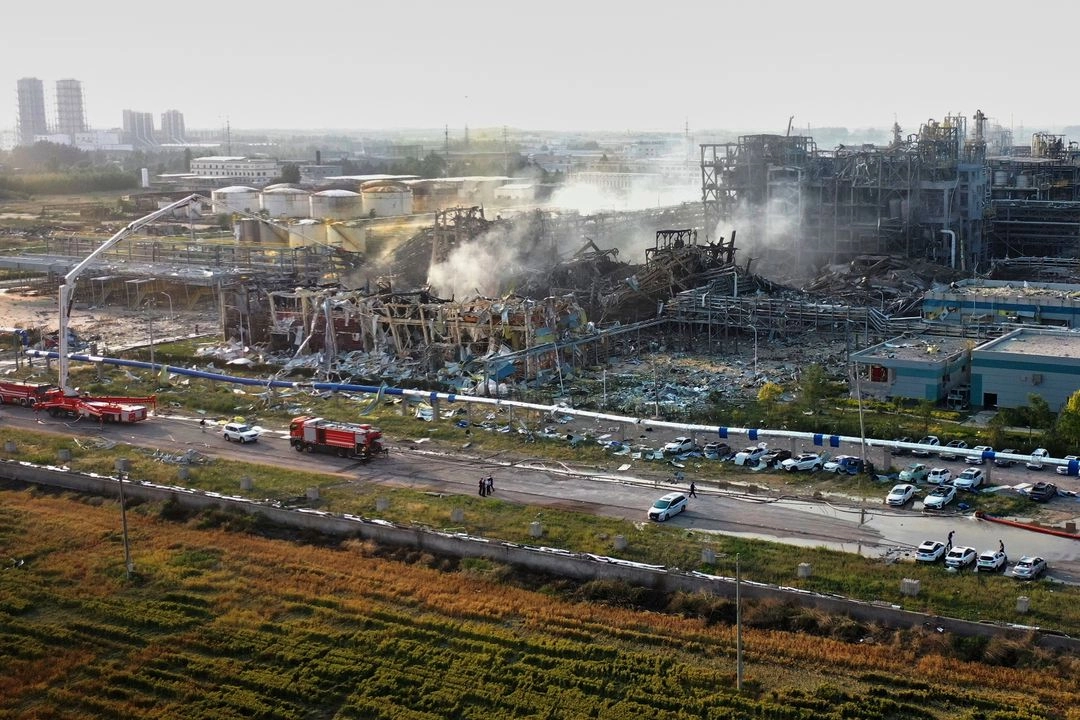 Los bomberos extinguen el incendio en el lugar de la explosión de una planta química en Gaomi, en la provincia oriental china de Shandong, el 27 de mayo de 2025.