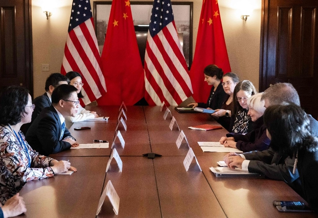 El viceministro de Finanzas de China, Liao Min, y la secretaria del Tesoro, Janet Yellen, durante una  reunión del Grupo de Trabajo Económico, el 25 de octubre de 2024. Foto Afp