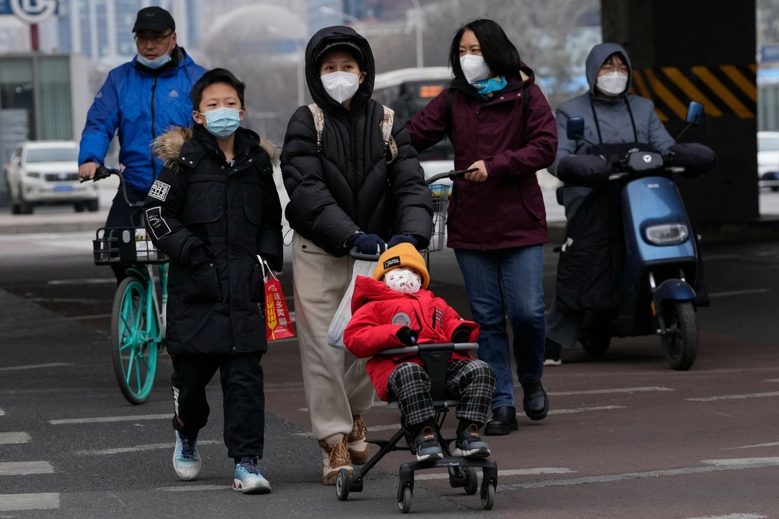 Más ciudades chinas permitieron esta semana que los centros comerciales y negocios pequeños reabrieran, luego de una jornada de protestas callejeras que exigían la renuncia de su presidente. Foto Ap