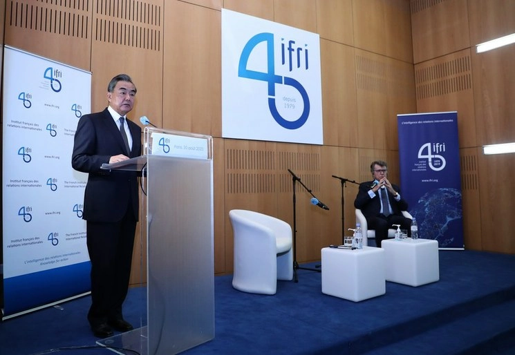 El consejero de Estado y ministro de Relaciones Exteriores chino, Wang Yi, habla en el Instituto Francés de Relaciones Internacionales, en París, el 30 de agosto de 2020. Foto Xinhua