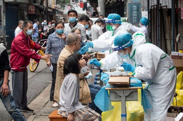 China realizó pruebas de coronavirus a casi 10 millones de personas en poco más de dos semanas en Wuhan. Foto Afp 