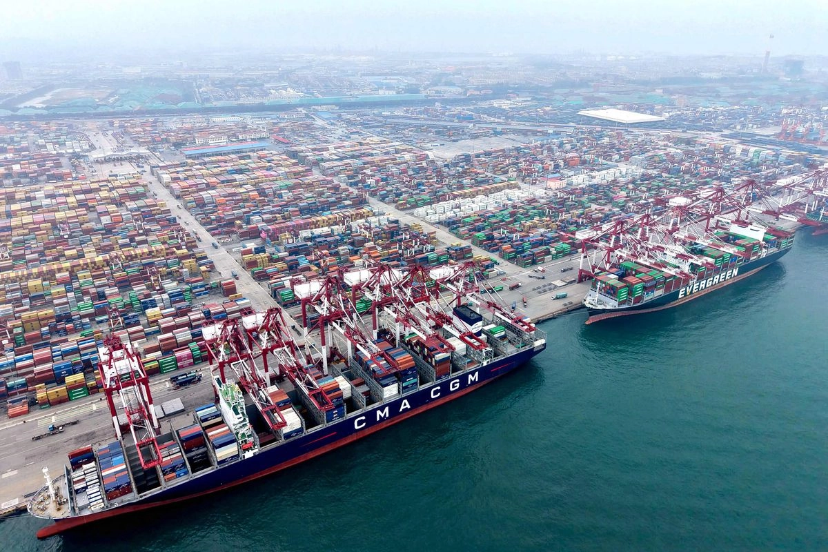 Buques portacontenedores en un puerto de Qingdao, en la provincia oriental china de Shandong, el 24 de septiembre de 2025. Foto 