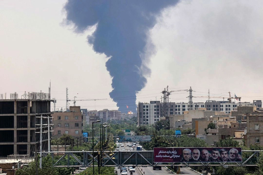 Una columna de humo y fuego se eleva sobre una refinería de petróleo en el sur de Teherán, tras ser alcanzada por un ataque israelí nocturno el 15 de junio de 2025. Foto 