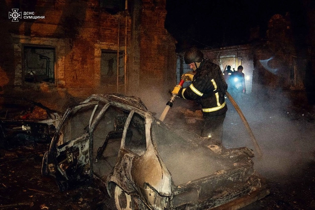 Bomberos combaten un incendio tras un ataque aéreo, en Sumy, noreste de Ucrania, durante el cual murieron al menos dos personas. Foto Ap