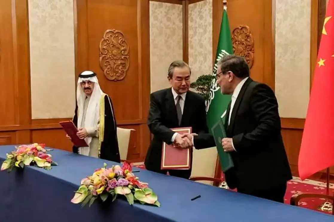 Tras negociar en Pekín, ambos países, que ostentan gran influencia en Medio Oriente, acordaron reanudar en un plazo de dos meses sus relaciones diplomáticas, las cuales fueron interrumpidas por Arabia Saudita en 2016, luego de que ciudadanos iraníes atacaron sus embajadas en la república islámica tras la ejecución en Riad de un clérigo chiíta. Foto Afp. 