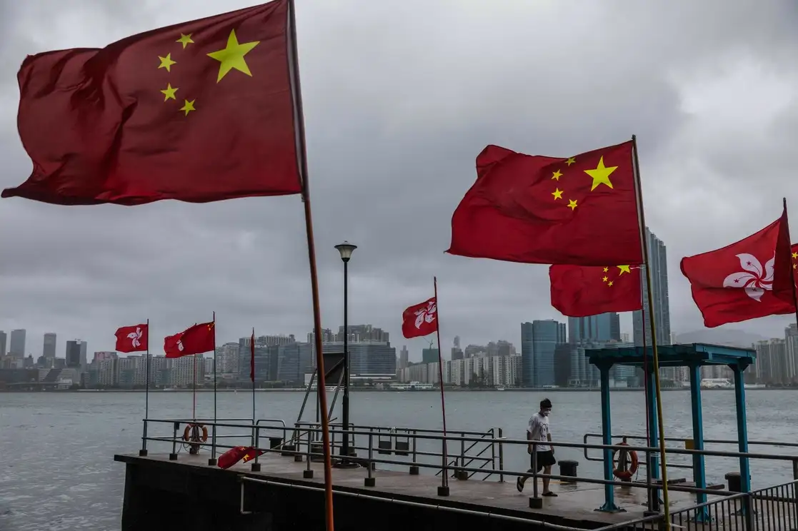 Ondean banderas de China y de Hong Kong en un puerto de la ciudad entregada hace 25 años por Gran Bretaña, el 1 de julio de 2022. Foto Afp