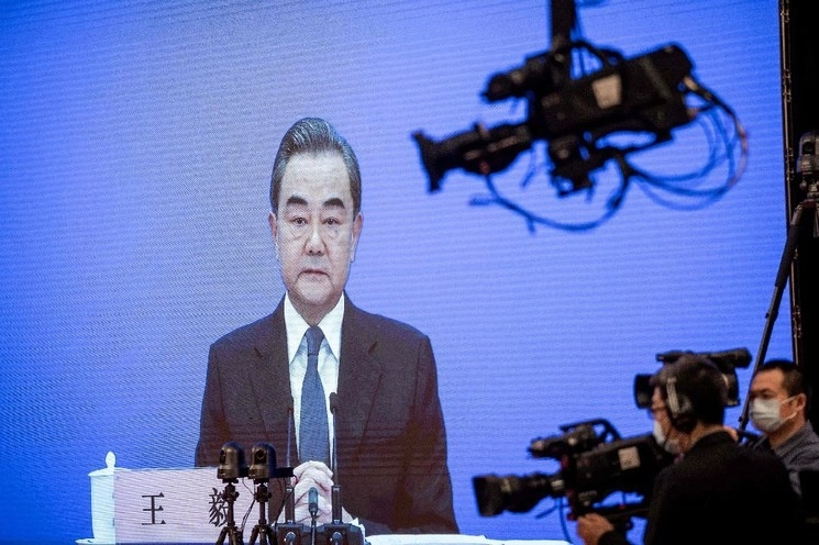 En imagen de archivo, el ministro de Asuntos Exteriores de China, Wang Yi, habla a través de un enlace a una conferencia de prensa. Foto Afp 