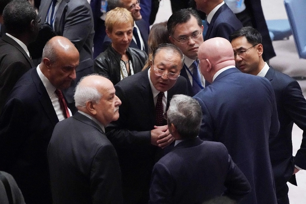 Los representantes ante Naciones Unidas de Palestina, China y Rusia, durante la reunión del Consejo de Seguridad sobre la situación en Oriente Medio, el 18 de septiembre de 2023. Foto Afp