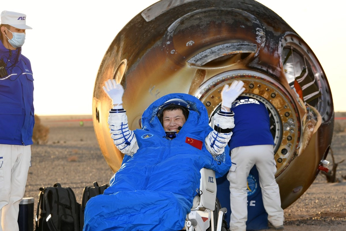 Wang Jie, astronauta de la misión Shenzhou-20, regresó en la cápsula de la nave espacial Shenzhou-21 a la Tierra, el 14 de noviembre de 2025. Foto Wang Jiangbo / Xinhua vía 