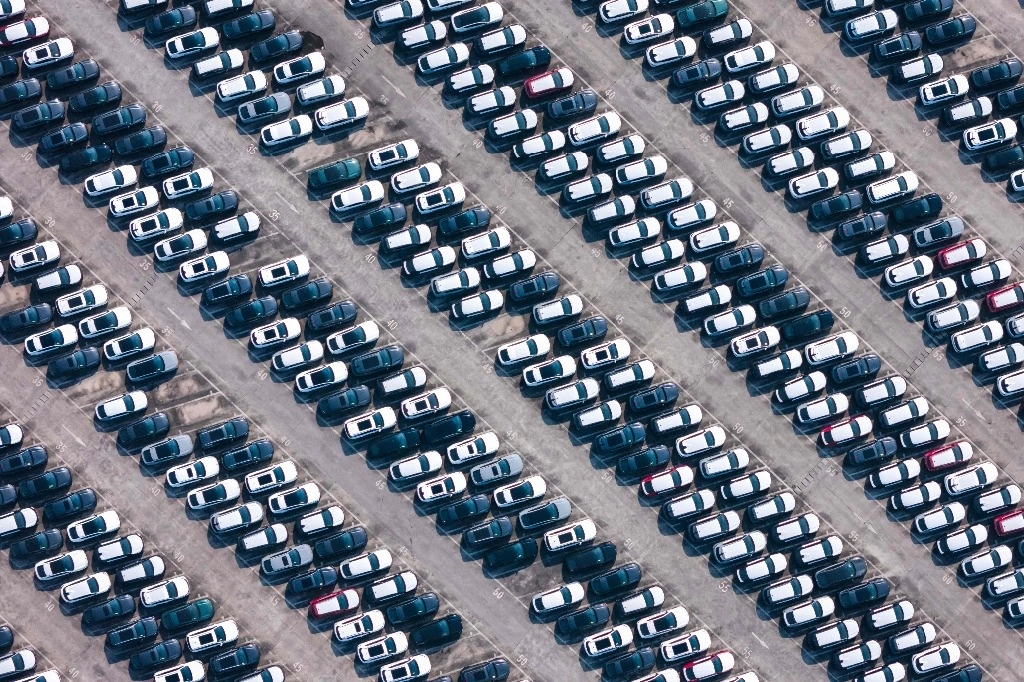 Coches eléctricos nuevos a la venta estacionados en un centro de distribución de la empresa automovilística Changan en el municipio de Chongqing, en el suroeste de China, el 24 de marzo de 2024. Foto Afp
