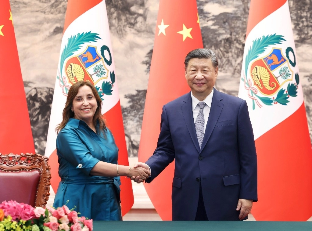 El presidente de China, Xi Jinping recibió en Pekín a la mandataria de Perú, Dina Boluarte. Foto Xinhua
