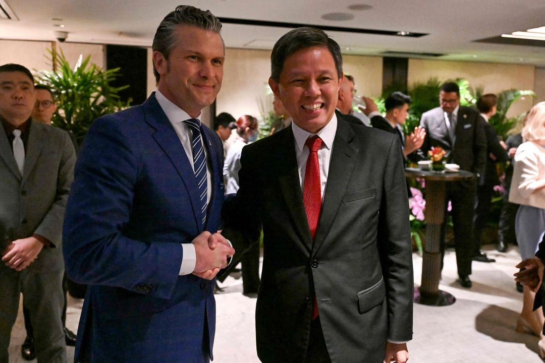 El Secretario de Defensa de Estados Unidos, Pete Hegseth (izq.), es recibido por su homólogo singapurense, Chan Chun Sing (der.), en una mesa redonda ministerial durante la Cumbre del Diálogo de Shangri-La en Singapur el 31 de mayo de 2025.