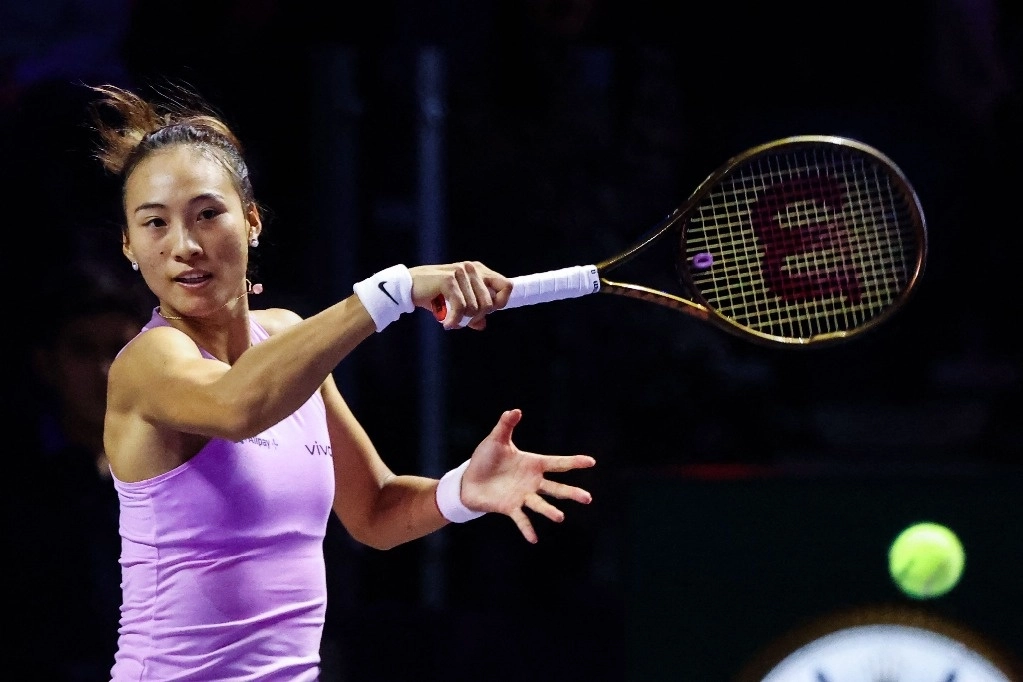 La china Zheng Qinwen devuelve la bola a la italiana Jasmine Paolini durante su partido de tenis individual femenino en el Campeonato WTA Finals en Riad el 6 de noviembre de 2024. Foto  Afp