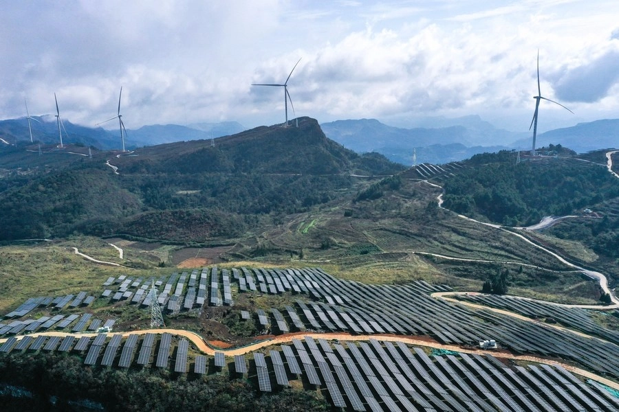 Aunque la red china da prioridad a las fuentes de energía más ecológicas, los expertos temen que no le resulte fácil desprenderse del carbón una vez construida la nueva capacidad. Foto Xinhua 