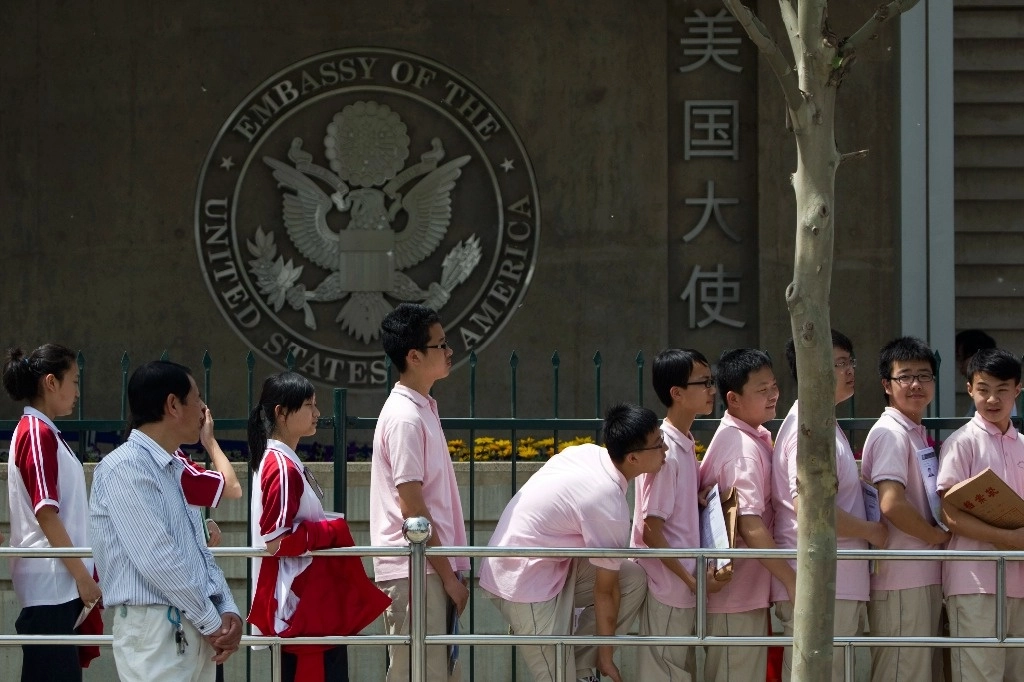 Estudiantes chinos frente a la embajada de Estados Unidos. Foto Ap
