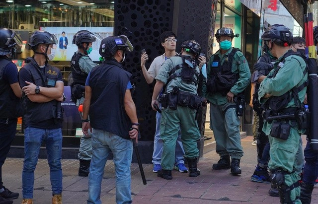 Un hombre fue detenido cuando se manifestaba contra la ley de seguridad en Hong Kong discutida en la legislatura china. Foto Ap