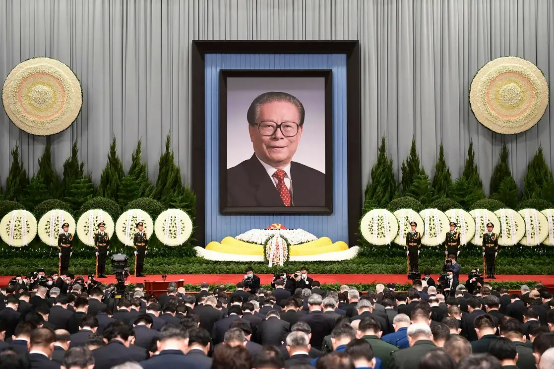 El homenaje comenzó a las 10 horas (02 horas GMT) en el Gran Salón del Pueblo de Pekín y fue transmitido en vivo por la televisión estatal. Foto Afp 