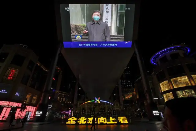 Xi Jinping, presidente de China da un mensaje por televisión al equipo médico que labora en el hospital Huoshenshan, en Wuhan. Foto Ap