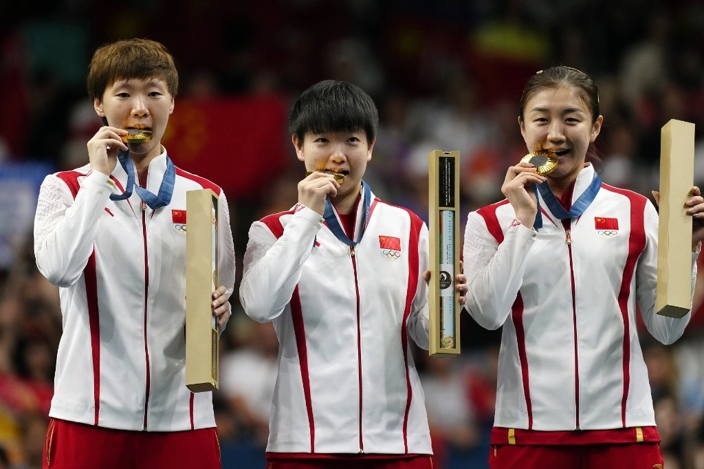Chen Meng, Wang Manyu y Sun Yingsha de China se coronaron en el tenis de mesa por equipo femenino en París 2024. Foto Ap 