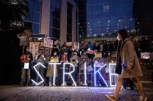 Con una protesta, trabajadores sanitarios solicitan a las autoridades de Hong Kong cerrar la frontera con China continental para contener la epidemia de coronavirus. Foto Afp