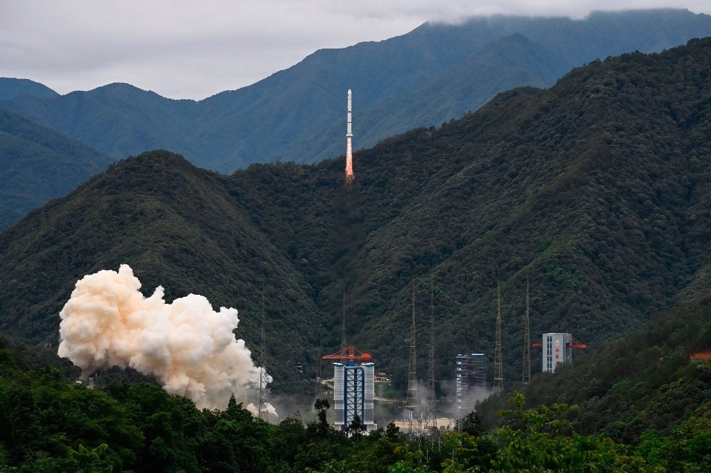 Un satélite, construido por Francia y China, fue lanzado con el objetivo de detectar colosales explosiones en el universo, en un ejemplo de cooperación entre el gigante asiático y una potencia occidental, el 22 de junio de 2024. Foto Afp