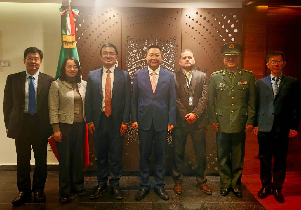 El nuevo embajador de China fue recibido en el aeropuerto de la Ciudad de México por funcionarios de la sede diplomática y representantes de la Secretaría de Relaciones Exteriores. 