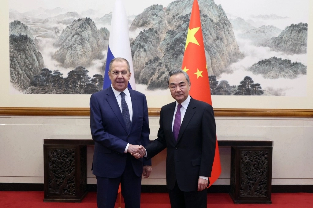 El canciller ruso, Serguei Lavrov, se reunió con su par chino, Wan Yi, en el Gran Salón del Pueblo, de Pekín, el 9 de abril de 2024. Foto Xinhua vía Ap 