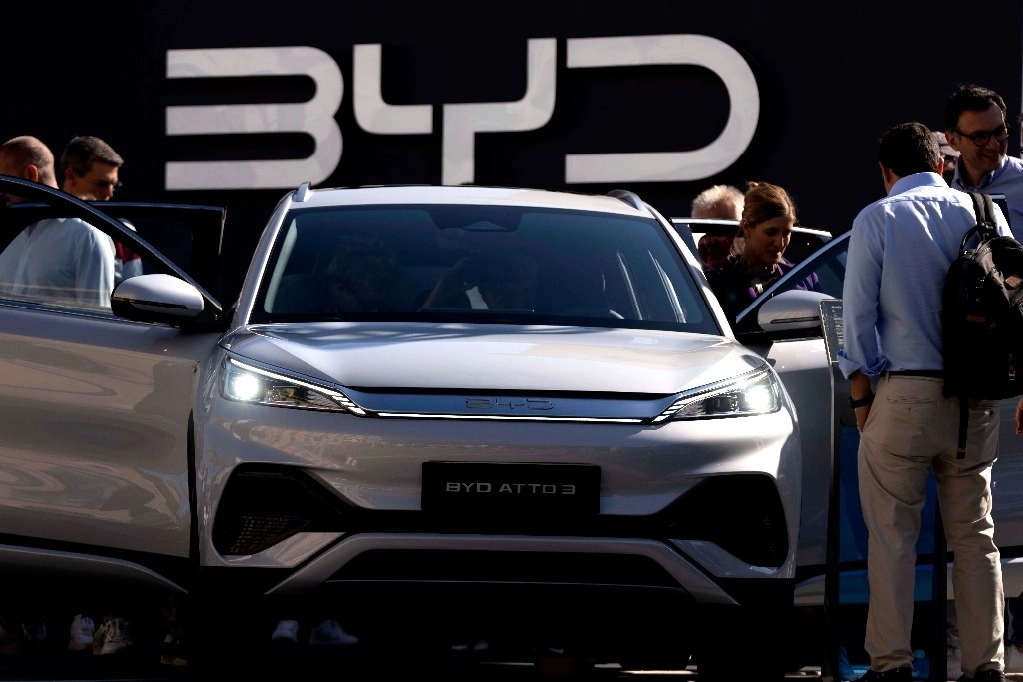  Los visitantes revisan el BYD ATTO 3 fabricado en China en el salón del automóvil IAA en Munich, Alemania, el 8 de septiembre de 2023. Foto Ap