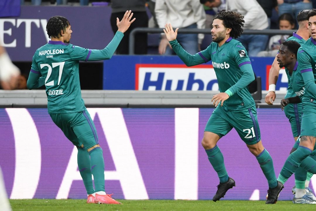 El delantero mexicano #21 del Anderlecht, César Huerta (der.), celebra con su compañero de equipo, el mediocampista inglés #27 del Anderlecht, Samuel Edozie, tras anotar el primer gol de su equipo durante el partido de play-offs de la Primera División de la "Pro League" belga entre el RSC Anderlecht y el KRC Genk en el Lotto Park de Bruselas el 6 de abril de 2025. Foto
