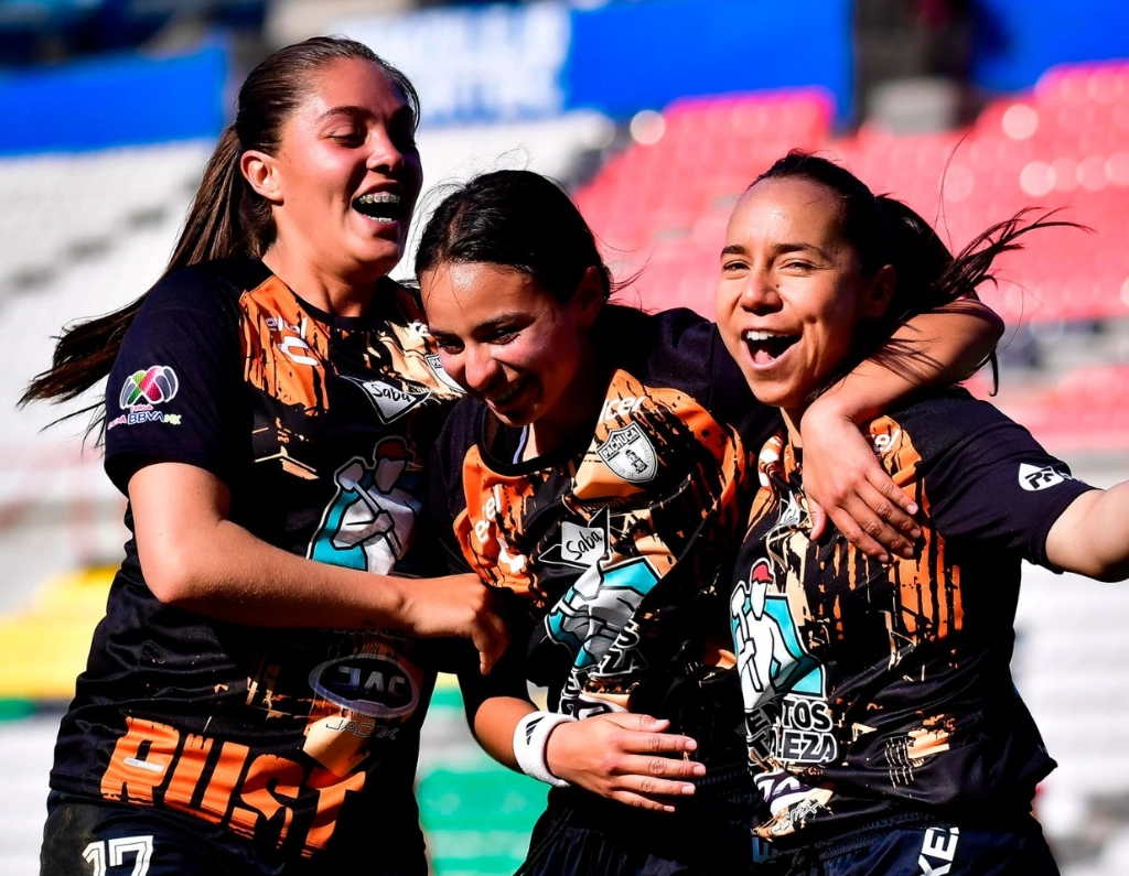 Cuando las Chivas debían estar más concentradas, la desesperación las venció y Karla Martínez cometió una fuerte entrada sobre Ihezuo, lo que derivó en un penal para las Tuzas. Foto @TuzosFemenil