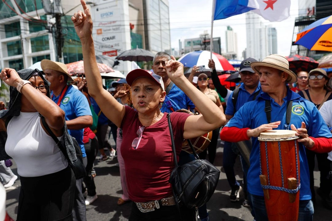 Trabajadores participan en una protesta contra el gobierno del presidente José Raúl Mulino en medio de una huelga indefinida en la Ciudad de Panamá el 20 de mayo de 2025. Foto