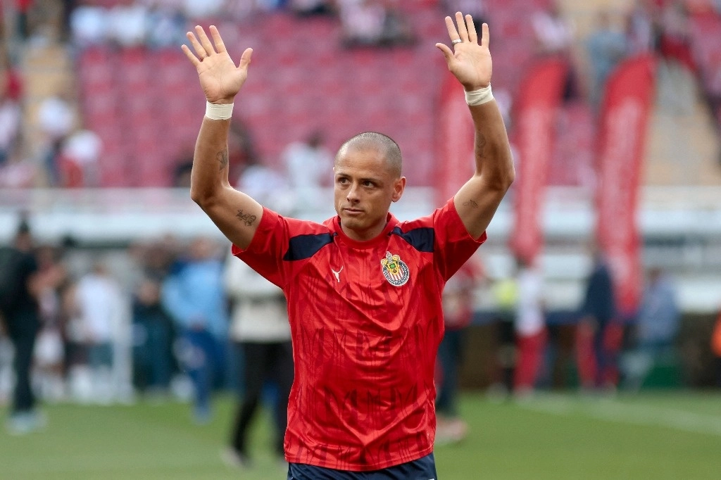 Javier Hernández saluda al público quien lo ovacionó al ingresar al campo. Foto Afp