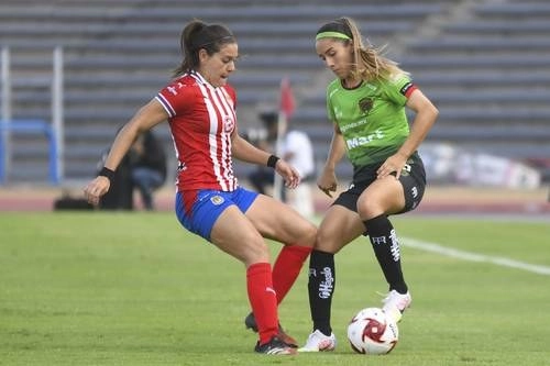 Las rojiblancas dominaron todo el encuentro en el estadio Olímpico Benito Juárez. En la imagen, María Sánchez (izquierda) pelea el balón ante Alexandra Aguilar. Foto Jam Media