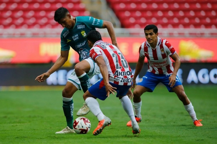 Las Chivas empataron contra el León durante la jornada 1 del torneo Guardianes de la Liga Mx, el 25 de julio de 2020. Foto Cuartoscuro