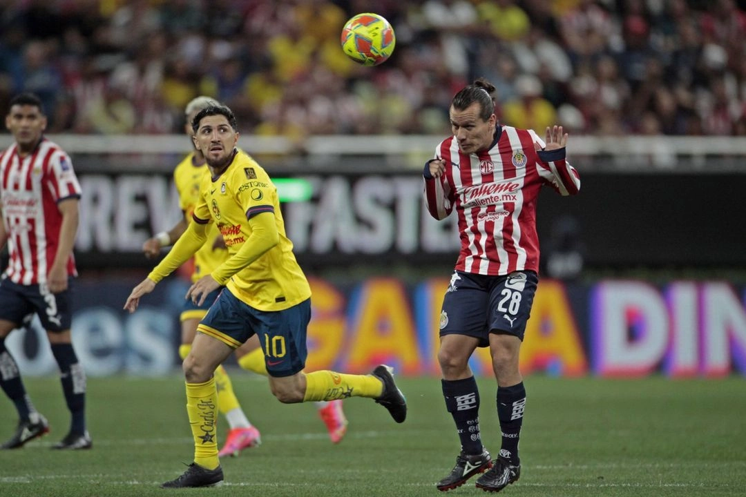 La FMF sancionó al Guadalajara con veto de un partido al estadio Akron debido a que un aficionado lanzó una botella de vidrio que golpeó a un jugador del América al finalizar el ‘clásico’, en la undécima jornada del torneo Clausura. Imagen del 8 de marzo de 2025. Foto 