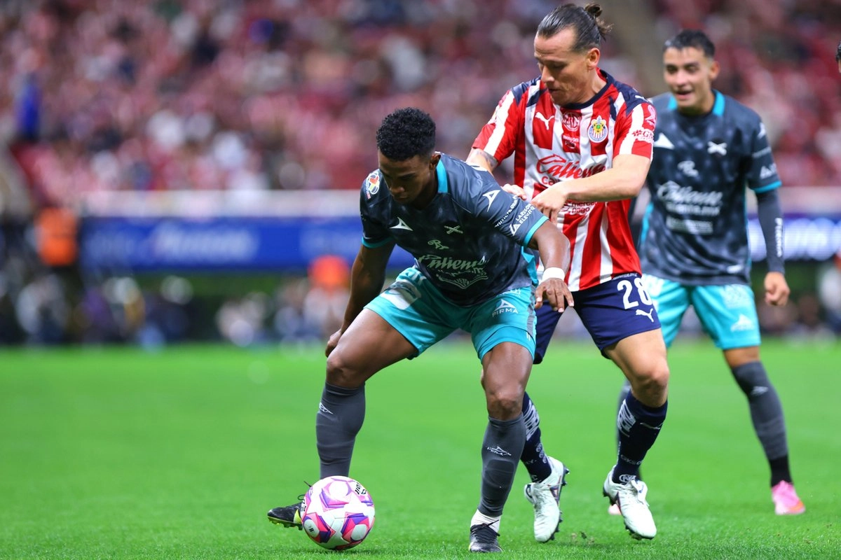Una de las jugadas del encuentro deportivo. Foto