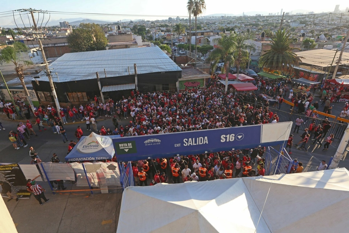 Aficionados de Chivas y Atlas ingresan al estadio Jalisco, previo al Clásico Tapatío, el 20 de marzo de 2022. Foto Cuartoscuro / Archivo