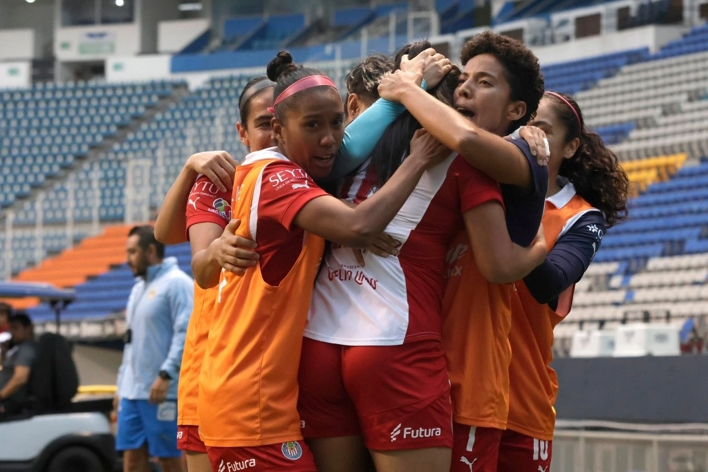 Así, de la misma forma que ocurrió en su presentación en el torneo ante Bravas de Juárez (0-1), Chivas firmó su segundo triunfo como visitante por la mínima diferencia. Foto tomada de X @ChivasFemenil.
