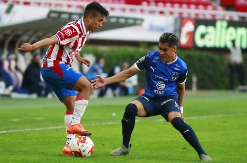 Fernando Beltrán, de Chivas, enfrenta la marcación de regiomontano Edson Gutiérrez, durante el duelo de la fecha 17 del Guardianes 2020. Foto Jam Media