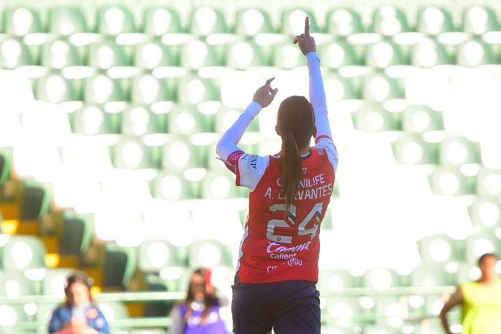 Alicia Cervantes cobró el tiro que pegó en el travesaño y rebotó en la arquera Fedra Cota. Foto @ChivasFemenil