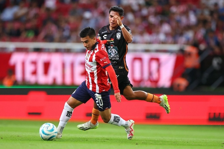 Una de las jugadas del encuentro. Foto Chivas