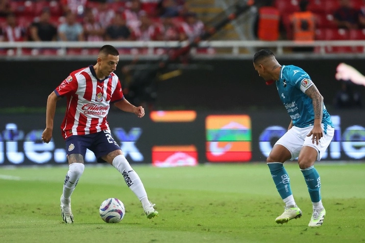 En tiempo de descuento, Roberto Alvarado (izq.) marcó el gol que maquilló la derrota ante el cuadro de Sinaloa. Foto tomada de X @Chivas.