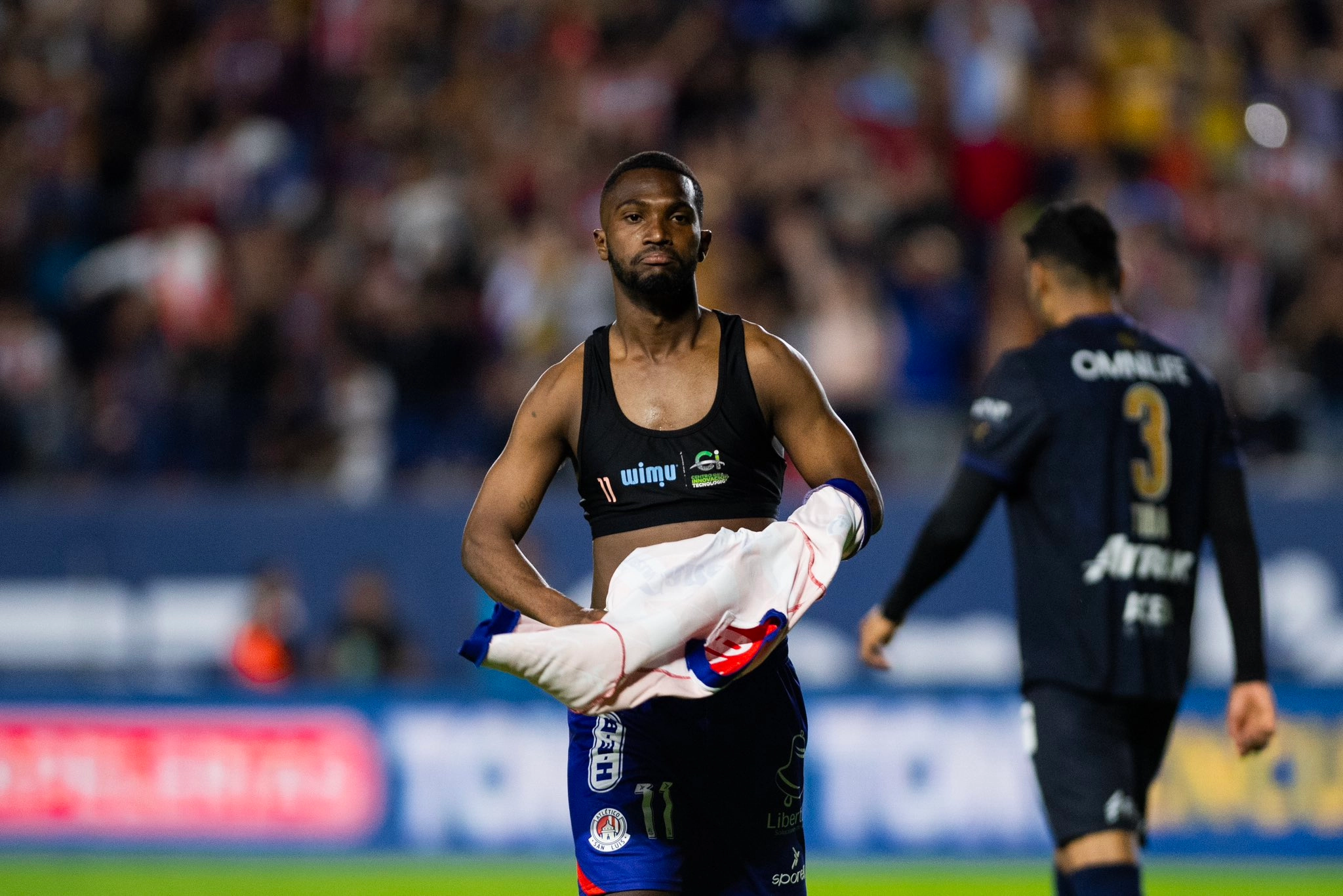 La escuadra rojiblanca, que recortó distancias en el marcador con un tanto de Javier “Chicharito” Hernández (75), se mantuvo con 11 puntos en el décimo peldaño.