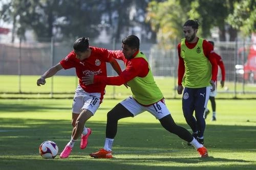 Entrenamiento del equipo rojiblanco con miras a la fecha inaugural del torneo Guardianes 2021. Foto tomada de la cuenta de Twitter @Chivas
