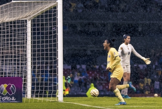 Para el complemento, Chivas dio un susto con un disparo que pegó en el poste, pero las Águilas ya habían acelerado el ritmo y liquidaron el duelo con un par de trazos. Foto @AmericaFemenil