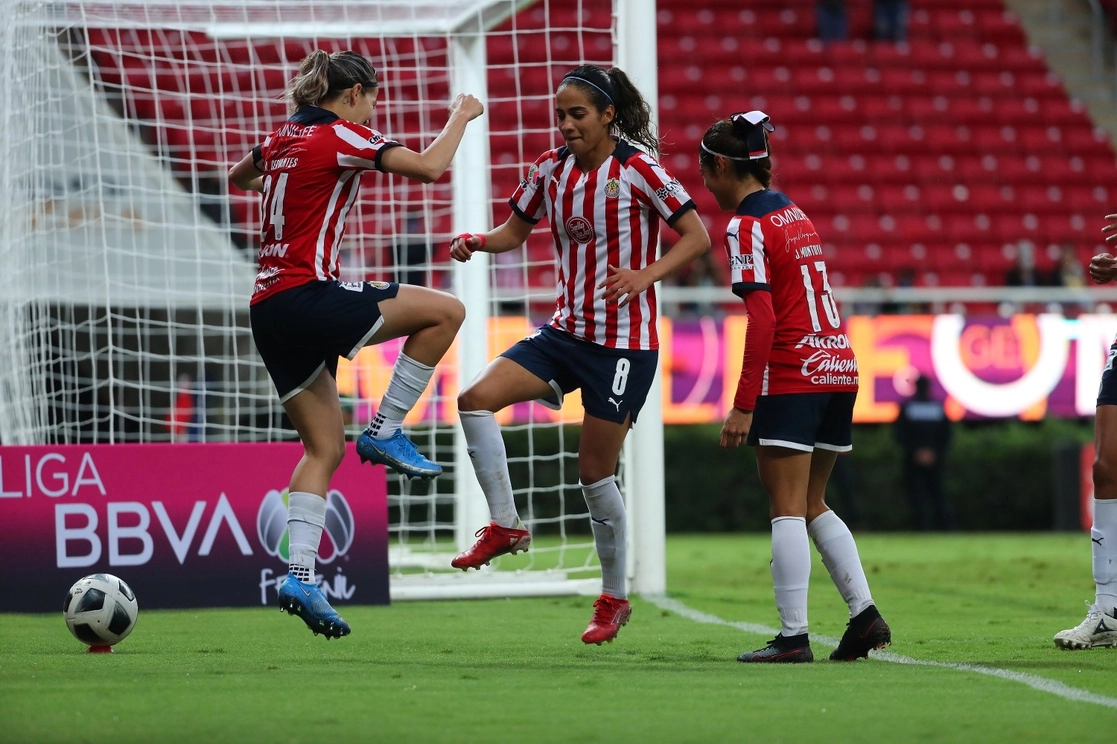 Jugadoras del Chivas femenil celebran su triunfo. 