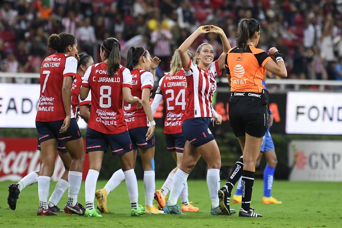 Chivas se instaló en la cima de la tabla general de la Liga Femenil al golear 3-0 a Necaxa. Foto tomada de la cuenta de Twitter @ChivasFemenil 