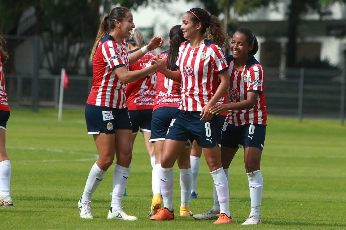 Las Chivas son líderes de la Liga MX Femenil con 19 unidades, mismas que las Rayadas de Monterrey pero con mejor diferencia de goles. Foto Tomada del Twitter @ChivasFemenil