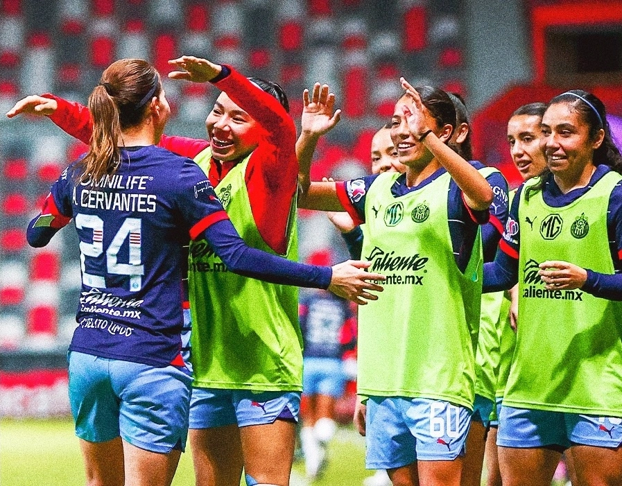 El conjunto tapatío se adelantó apenas al minuto 11, cuando la silbante Lizzet García marcó un penal a su favor. Foto @ChivasFemenil