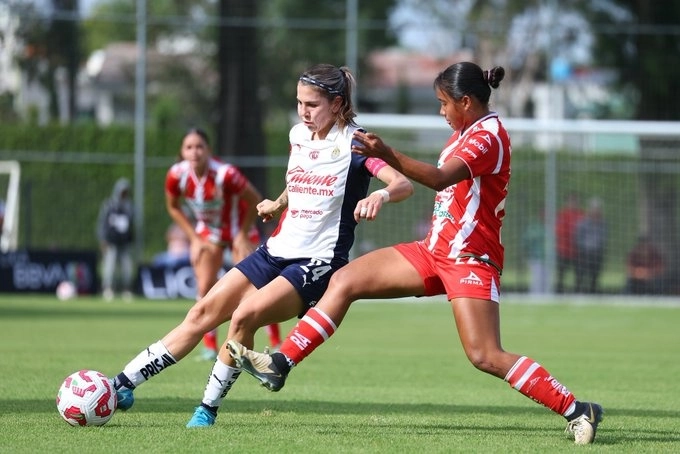 El equipo de Chivas femenil remontó el juego contra las de Necaxa y concluyó con un triunfo de 3-1. Foto @ChivasFemenil